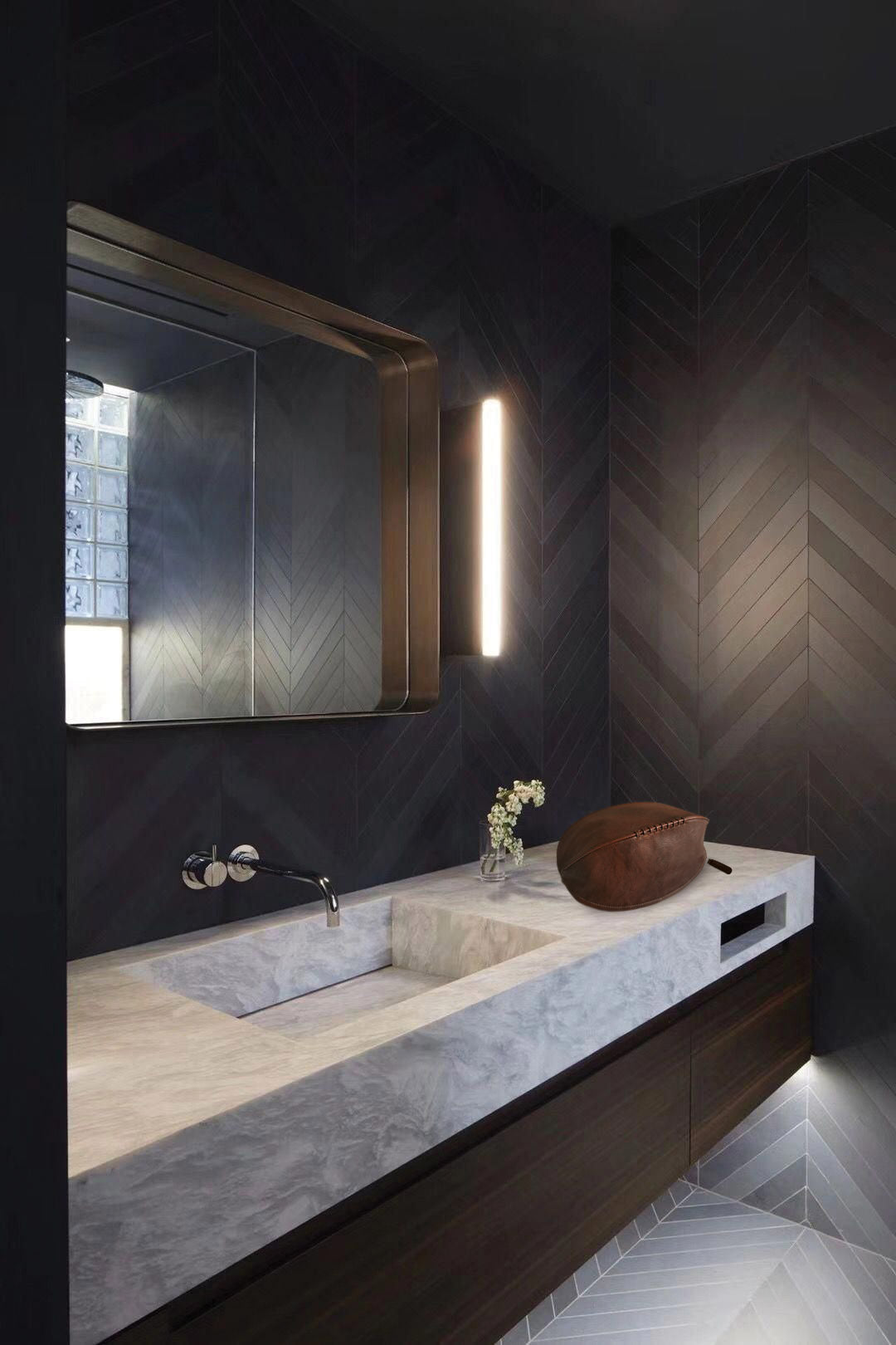 حقيبة مستحضرات تجميل بشكل كرة الرجبي من الجلد الطبيعي