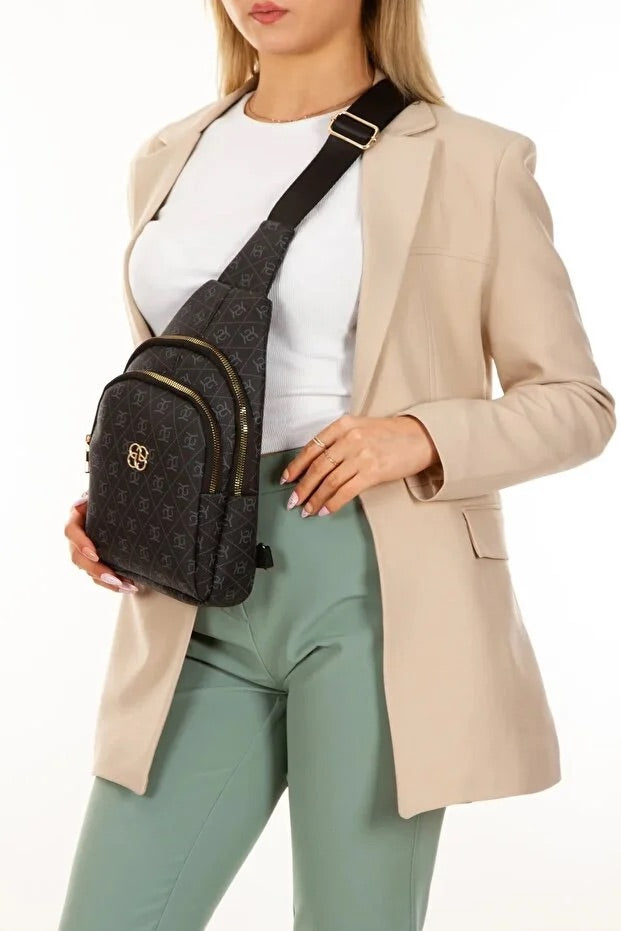 حقيبة جلدية سوداء بنقشة مونوغرام متعددة الاستخدام