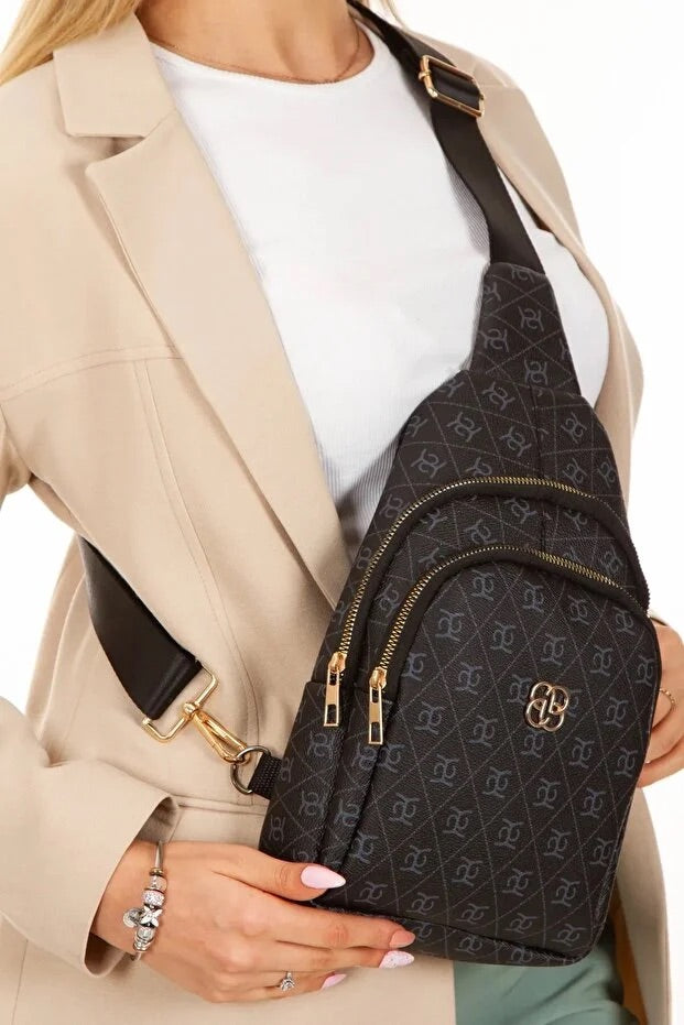 حقيبة جلدية سوداء بنقشة مونوغرام متعددة الاستخدام