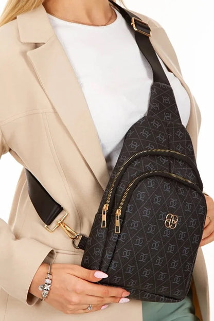 حقيبة جلدية سوداء بنقشة مونوغرام متعددة الاستخدام