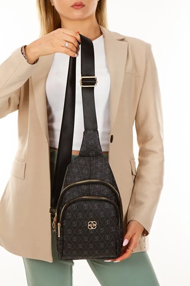 حقيبة جلدية سوداء بنقشة مونوغرام متعددة الاستخدام